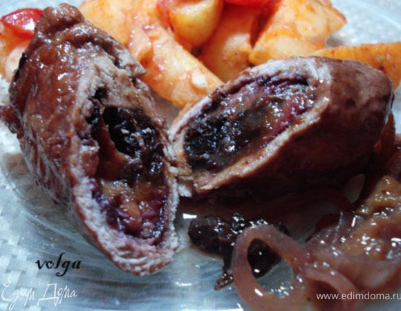 Рулетики обжарить на сковороде до румяной корочки.Положить в сковороду, залить вином, добавить лук, 1 сливу и запечь в духовке до готовности.