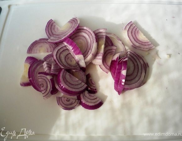 Лук почистить, нарезать полукольцами.