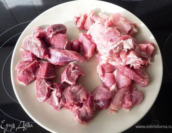 Мясо высушить бумажным полотенцем и нарезать на небольшие кусочки (по 2 см).