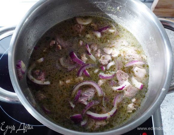 Мясо посолить, поперчить, приправить майораном и любистком. Добавить овощной бульон, довести до кипения, накрыть крышкой и на медленном огне варить 40 минут.