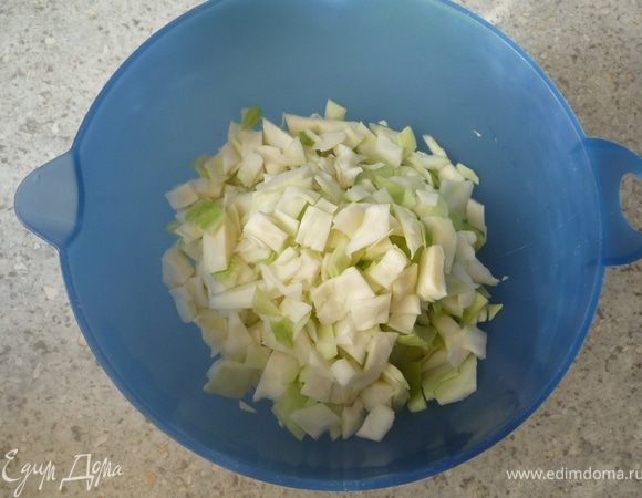 Капусту мелко порезать.