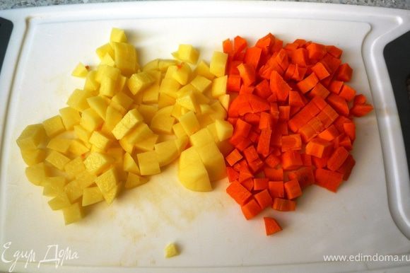 Морковку и картошку нарезать кубиками.