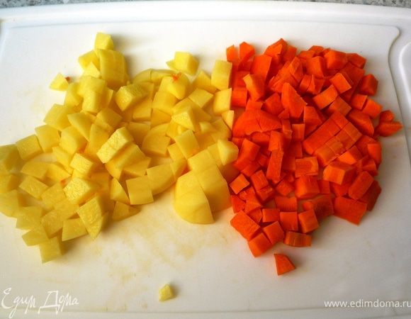 Морковку и картошку нарезать кубиками.