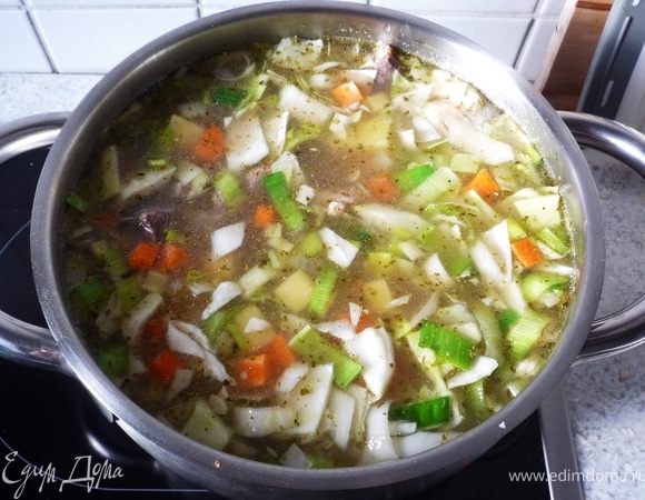 Когда время подойдет к концу, добавить все овощи к мясу. Долить еще немного воды, приправить специями. Довести до кипения и под крышкой на медленном огне варить еще 20 минут.