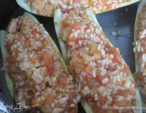 Полученой смесью наполнить баклажанные лодочки и сбрызнуть их маслом.Накрыть фольгой и запекать в духовке 30-40 мин.За 10 мин.до готовности снять фольгу.Приятного апетита.