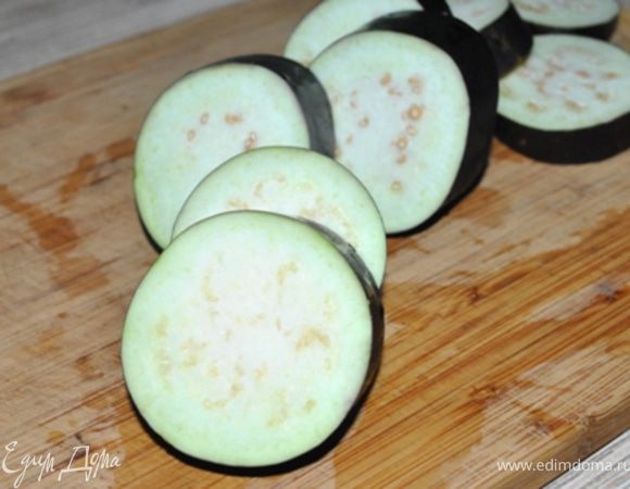 Баклажан разрезать на 8 кружков. Запечь в духовке при тем-ре 200 по 8 минут с каждой стороны.