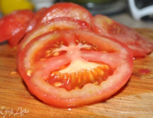 Помидоры залить кипятком, снять кожицу, разрезать каждый на 4 части.