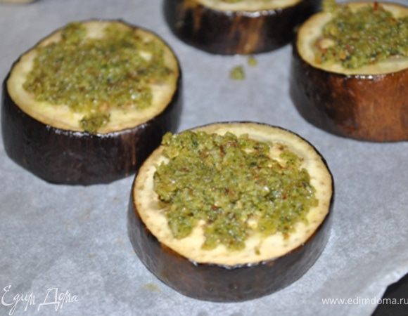 На каждый кружочек баклажана положить по половине чайной ложки песто.
