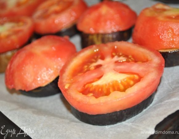 Сверху уложить помидоры