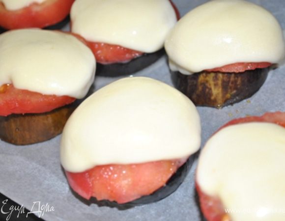 Вернуть в духовку и запекать, пока сыр не начнет плавиться.