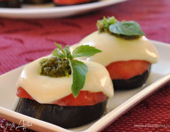 Сверху украсить оставшимся песто и листочками базилика (или по вашему усмотрению).