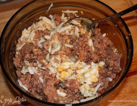 Варёные яйца трём на тёрку и смешиваем с тунцом( с тунца слейте масло,а то салат жидким получится)