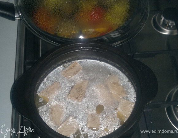 Мясо режем кубиками и обжариваем, добавляем специи и тушим 20 минут. Овощи нарезаем колечками, жарим лук и чеснок, добавляем тыкву и все остальные овощи и 5 минут обжариваем , добавляем специи и тушим еще 10 минут под крышкой на маленьком огне.