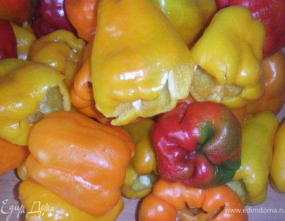 В кухонном комбайне измельчить перец, лук и морковь измельчить
Помидоры пропустить через соковыжималку, протереть через сыто.
Все соединить, добавить соль, сахар,подсолнечное масло и уксус.
Поставить тушить на огонь. Когда все закипит, уменьшить огонь и кипятить 15 мин.
Подготовить винтовые банки и разложить этот салат  туда в горячем виде. Хранить желательно в холодильнике.

