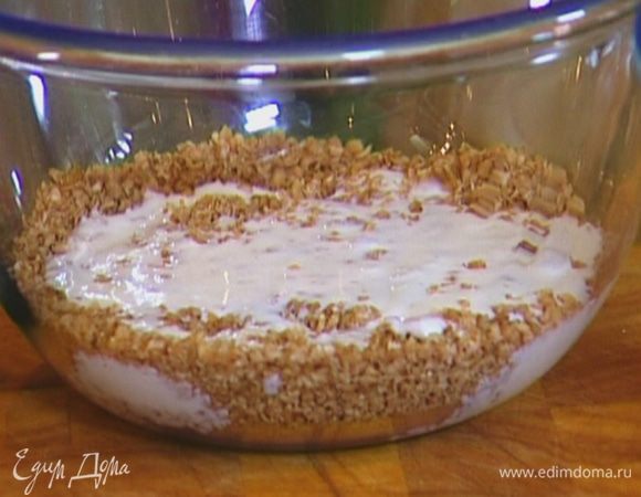 Гречневые хлопья замочить в кефире и оставить на некоторое время.