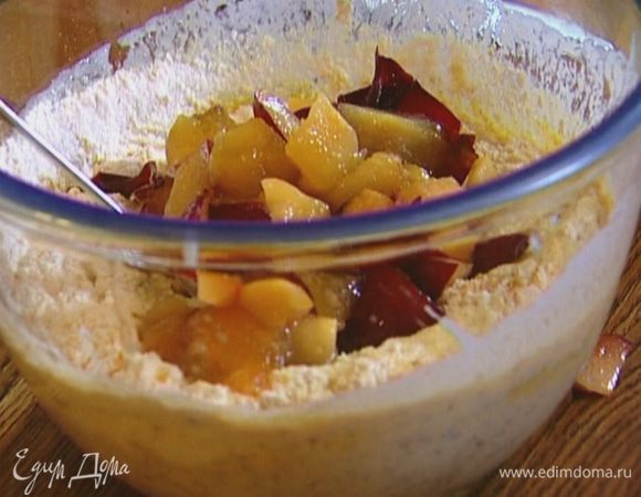 Соединить семолину, пшеничную муку, разрыхлитель, мускатный орех, куркуму, имбирь и соль, перемешать и всыпать полученную смесь в хлопья с кефиром. Добавить сливы и орехи, перемешать.