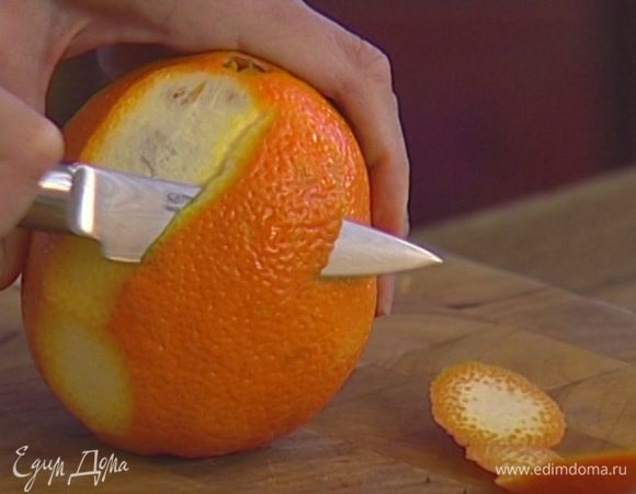 Апельсин и грейпфрут очистить от кожуры.