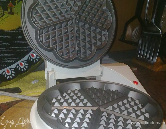 Раскалить вафельницу. Смазать сливочным маслом.
