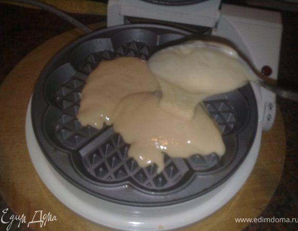 Столовой ложкой выложить тесто на вафельницу (на мою вафельницу идёт 2-2,5 столовые ложки), слегка распределить ложкой на вафельнице и поначалу слегка прижать крышкой спереди и сзади. Выпекать до золотисто-коричневого цвета.