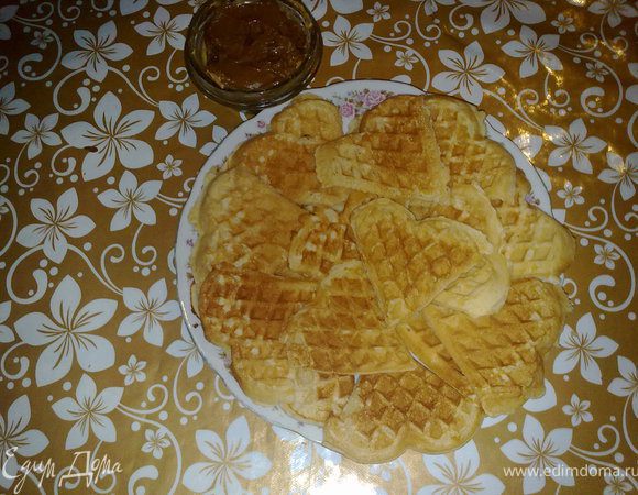 После того,как вафли приготовились их можно поделить на куски, а можно оставить как целая вафелька,и смазать кремом - получится маленькиий тортик.
Маленькие вафельки тоже можно смазать сгущенкой, кремом, или посыпать пудрой, а можно есть без ничего))). Приятного аппетита!!!