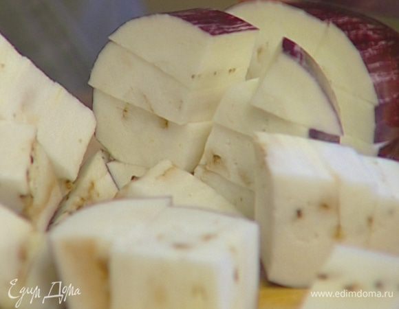 Баклажаны нарезать крупными кубиками, выложить в дуршлаг, посыпать двумя щепотками крупной соли и дать постоять, чтобы вышла горечь.