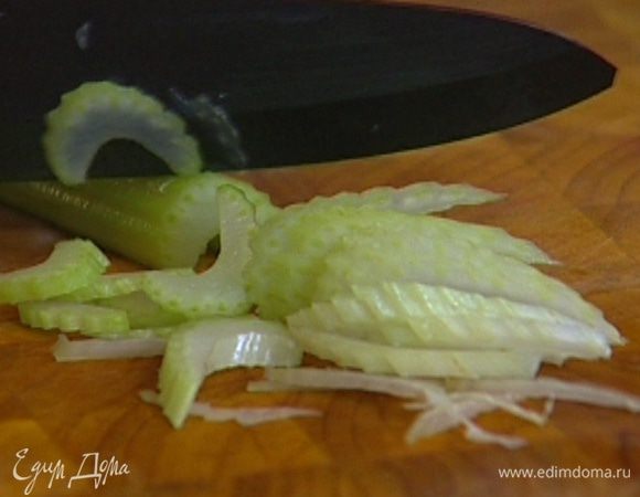 Сельдерей тонко порезать.