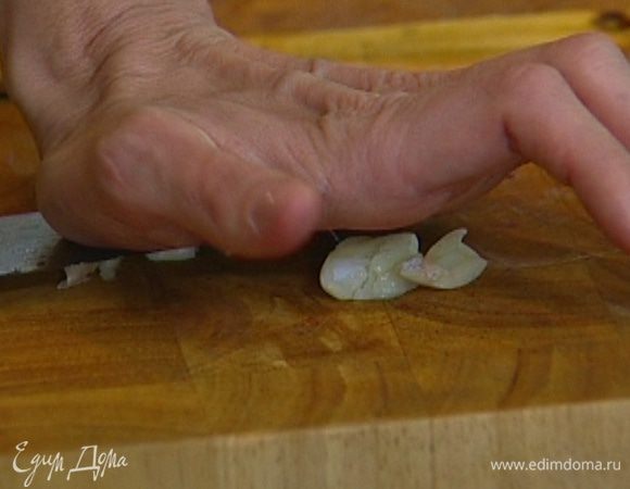 Чеснок почистить и раздавить плоской стороной ножа.