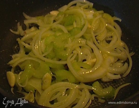 Разогреть в сковороде 1−2 ст. ложки оливкового масла, выложить лук, сельдерей и чеснок, посолить, поперчить и обжаривать до золотистого цвета. 