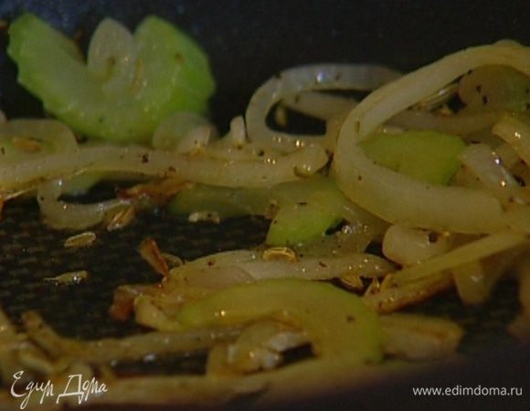 Всыпать фенхель и еще немного все прогреть.