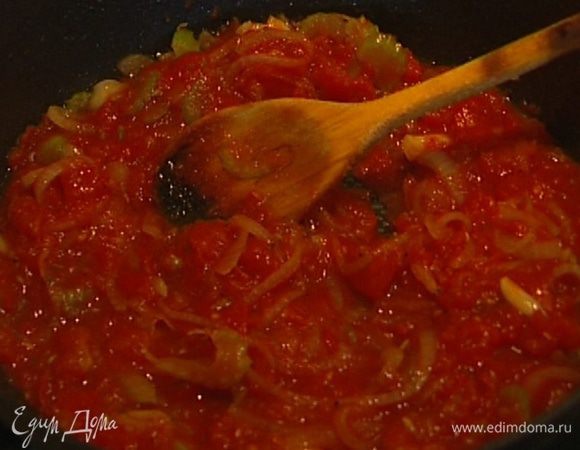 Выложить в сковороду к луку и сельдерею помидоры, влить уксус, добавить сахар, молотый перец чили и щепотку соли и тушить на медленном огне.