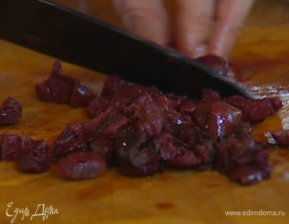 Оливки раздавить плоской стороной ножа и, вынув косточки, порезать.