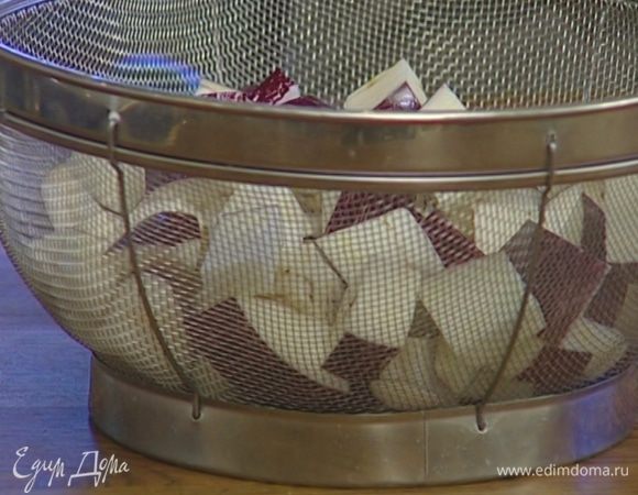 Баклажаны промыть от соли, просушить бумажным полотенцем. 