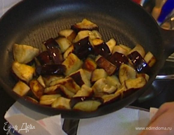 Разогреть в сковороде немного оливкового масла и, периодически помешивая, обжаривать баклажаны до готовности, затем выложить на бумажное полотенце, чтобы избавиться от излишков масла.