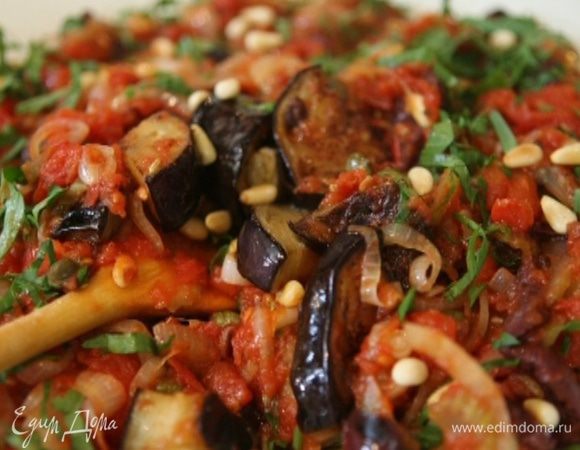 Поместить баклажаны в глубокую тарелку, посолить, поперчить, выложить сверху томатный соус, посыпать петрушкой и оставшимися кедровыми орехами.