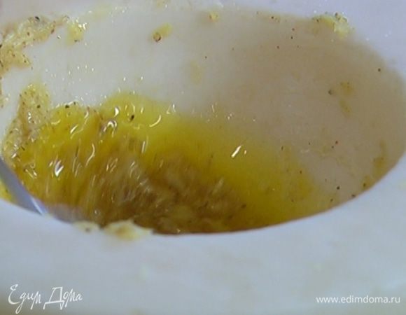 Приготовить маринад: кориандр измельчить в ступке, добавить чеснок, листья тимьяна, смесь нескольких видов перца, морскую соль и оливковое масло, все растереть.