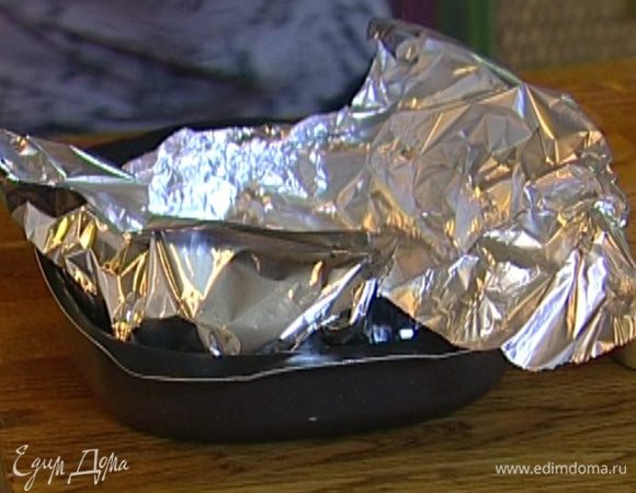 Небольшой противень выстелить фольгой, так чтобы края свешивались.