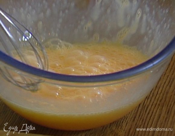 Яйца взбить миксером так, чтобы они увеличились в объеме.