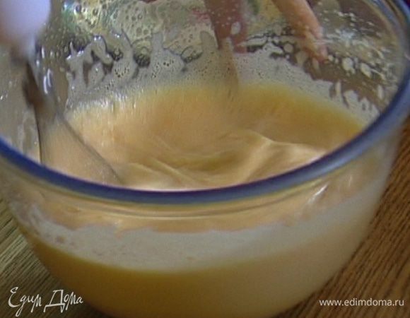 Добавить коричневый сахар и взбивать, пока он полностью не растворится. 