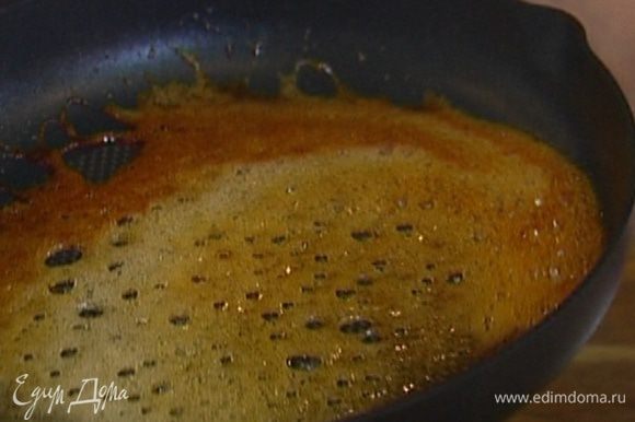 Разогреть сковороду, всыпать сахар, влить 1 ст. ложку воды и лимонный сок. Варить карамель до легкого золотистого цвета.