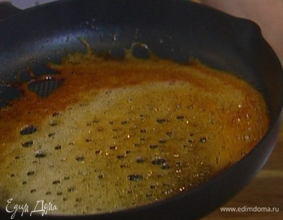 Разогреть сковороду, всыпать сахар, влить 1 ст. ложку воды и лимонный сок. Варить карамель до легкого золотистого цвета.