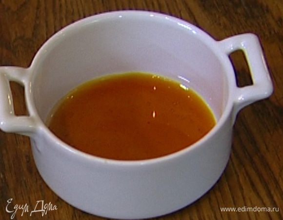 Готовую карамель аккуратно разлить по небольшим керамическим формочкам, чтобы было покрыто только дно.