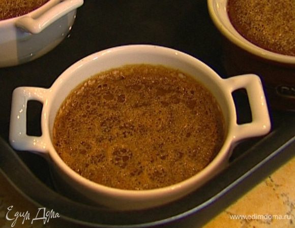 Готовый крем-карамель остудить, не вынимая из противня с водой, затем поместить в холодильник.