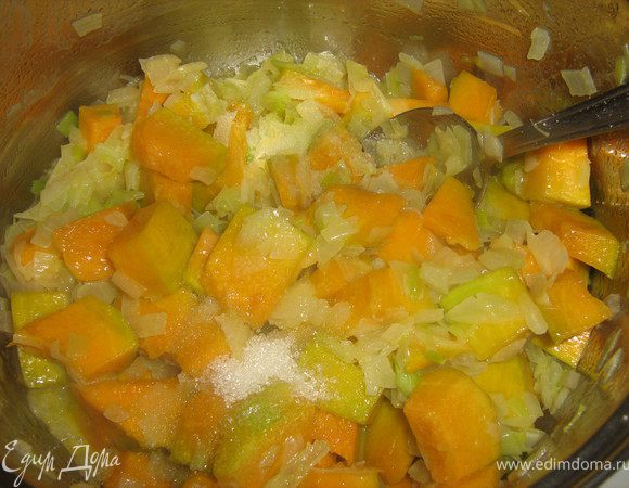 Тыкву очистить от кожуры и семян, мякоть нарезать крупными кубиками. Репчатый лук и порей очистить, измельчить. 
Масло растопить в кастрюле, положить оба вида лука и подрумянить, 5 мин. Добавить тыкву. Готовить, помешивая, на слабом огне еще 5 мин. Всыпать сахар, посолить и поперчить. Тушить 5 мин.