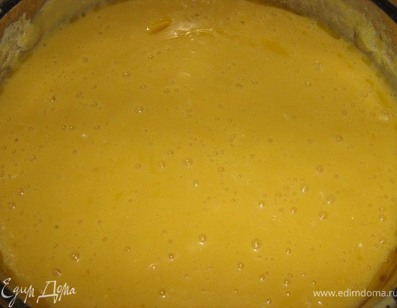 Картофель очистить, вымыть, обсушить, нарезать кубиками среднего размера. В кастрюлю влить, помешивая, горячее молоко, потом горячий бульон, положить картофель. Готовить под крышкой 1 ч.,что бы овщи разварились. Затем пюрировать суп с помощью блендера, вернуть в кастрюлю и прогреть.