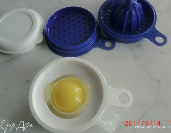 Отделяем белки от желтков.