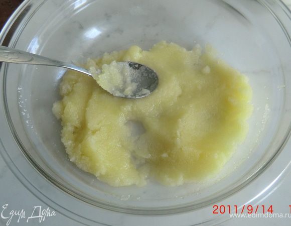 4 желтка растираем с 1 стаканом сахара. 