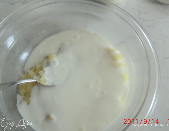 Добавляем 50г масла, 1 стакан тёплого кефира, 