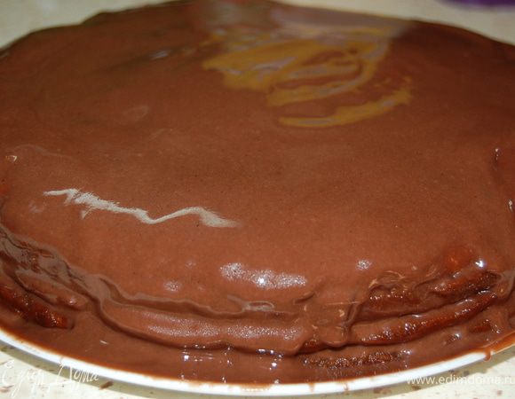 Крем охладить. Перемазать коржи.