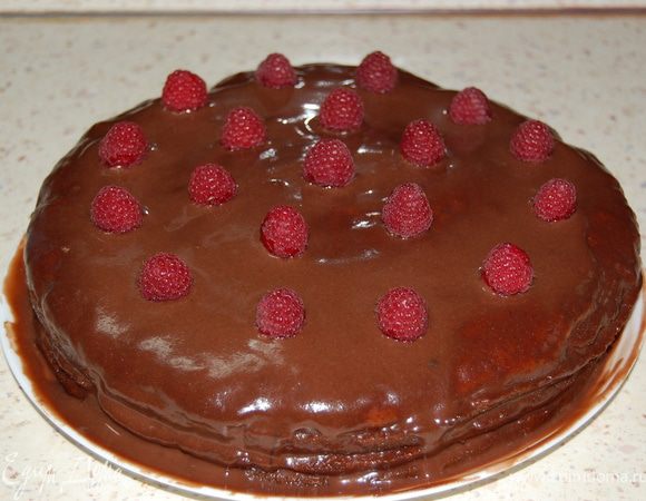 По желанию, торт можно украсить малиной (не только для красоты - легкая кислинка в сочетании со сладким тортом - это Очень вкусно!!!)