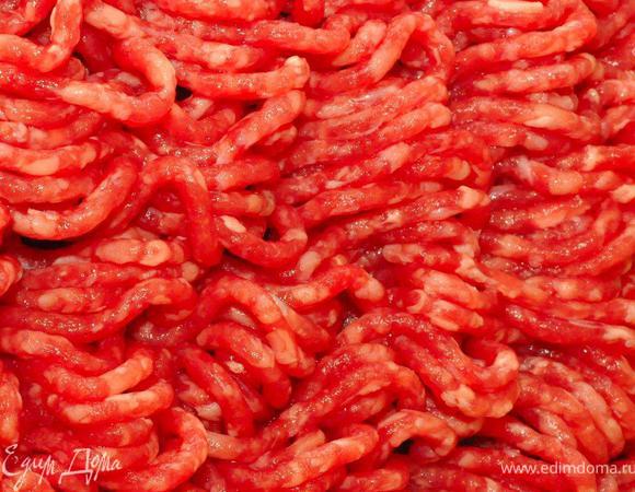 Не будем на этот раз никуда торопиться, чтобы наш кебаб получился сочным и вкусным. Поэтому начнем с фарша. Для этого возьмем килограмм постной телятины и пропустим ее пару раз через мясорубку. Теперь очень важный момент, это добавить в наш фарш 150-200 грамм курдючного жира или если кто такой не любит (жаль  таких конечно) можно заменить на свиной шпик. Его также пропустим через мясорубку. Теперь сдобрим все щедро солью, щепоткой тмина, черным и красным перцем, при этом перца не жалеем, его аромат должен чувствоваться в фарше «невооруженным носом».